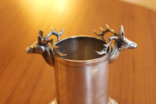 Porte-bouteille en métal argenté, décoré de deux anses en forme de têtes de cerfs