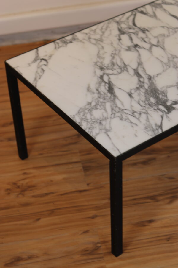 Table basse rectangulaire en métal laqué noir et marbre Arabescato – Image 6