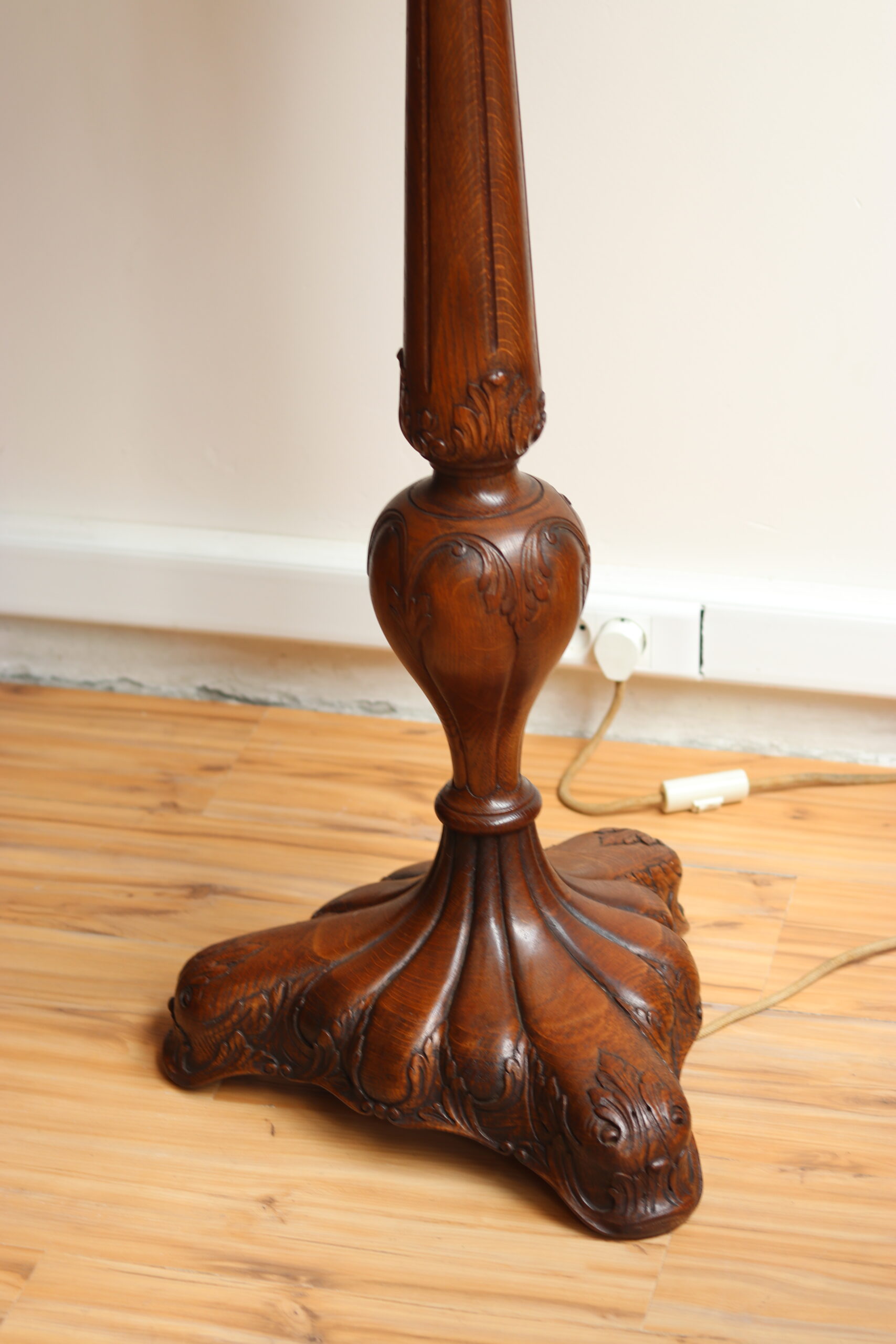 Lampadaire en chêne sculpté Art Nouveau, années 1920