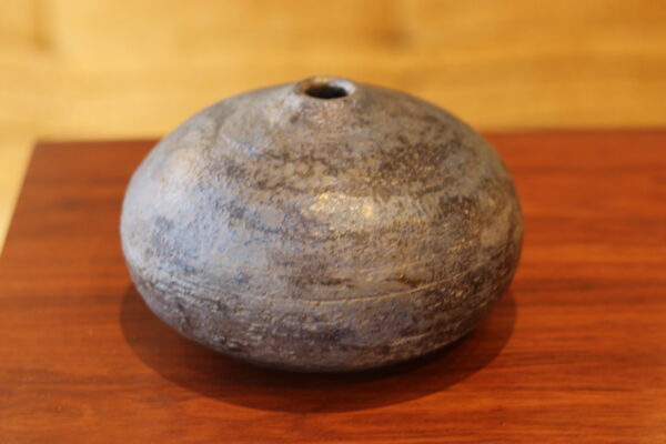Vase boule en grès émaillé, tons gris-bleu nuancé, circa 1960