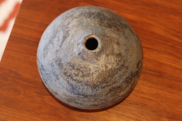 Vase boule en grès émaillé, tons gris-bleu nuancé, circa 1960 – Image 7