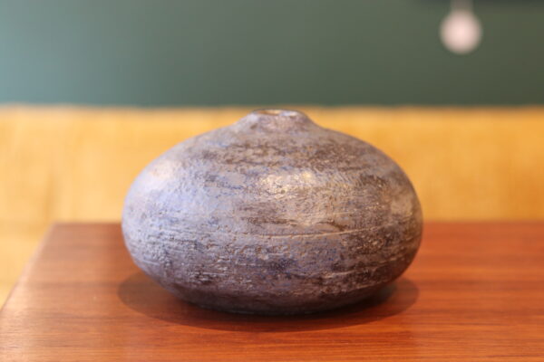 Vase boule en grès émaillé, tons gris-bleu nuancé, circa 1960 – Image 5