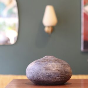 Vase boule en grès émaillé, tons gris-bleu nuancé, circa 1960