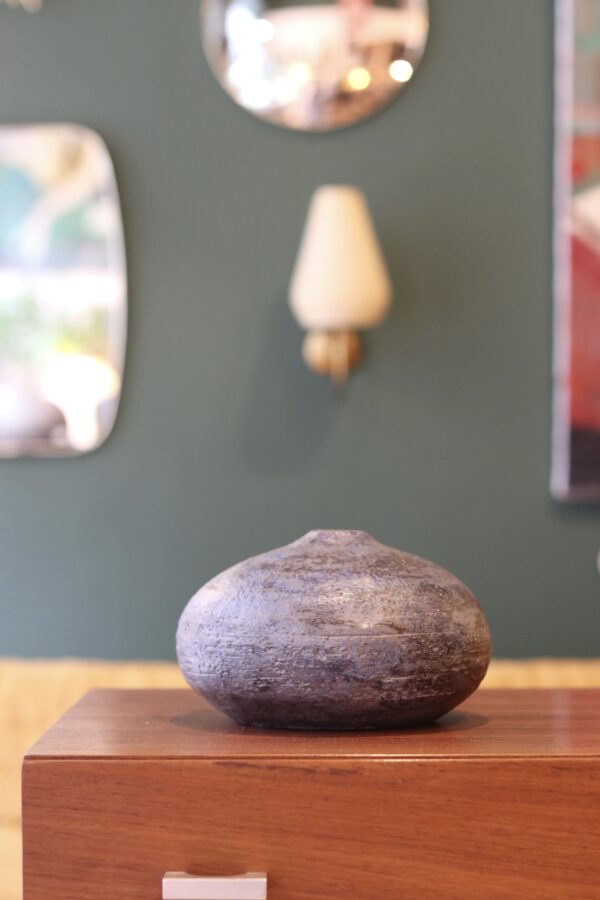 Vase boule en grès émaillé, tons gris-bleu nuancé, circa 1960