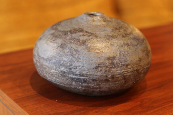Vase boule en grès émaillé, tons gris-bleu nuancé, circa 1960 – Image 3