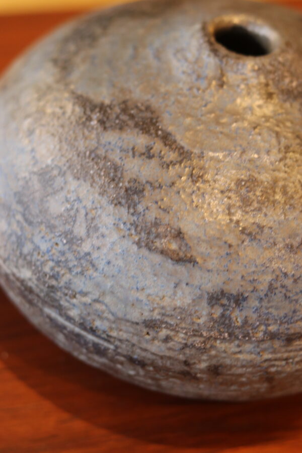 Vase boule en grès émaillé, tons gris-bleu nuancé, circa 1960 – Image 2