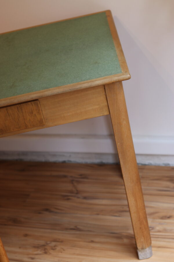 Table de cuisine ou de bureau en bois clair, années 30-40, plateau en linoléum vert, pieds terminés par du métal blanc, avec un tiroir central. 109,5×64,5×H76 cm. Chaise assortie incluse