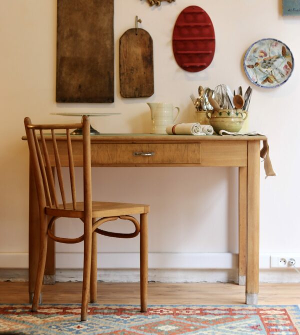 Table de cuisine ou de bureau en bois clair, années 30-40