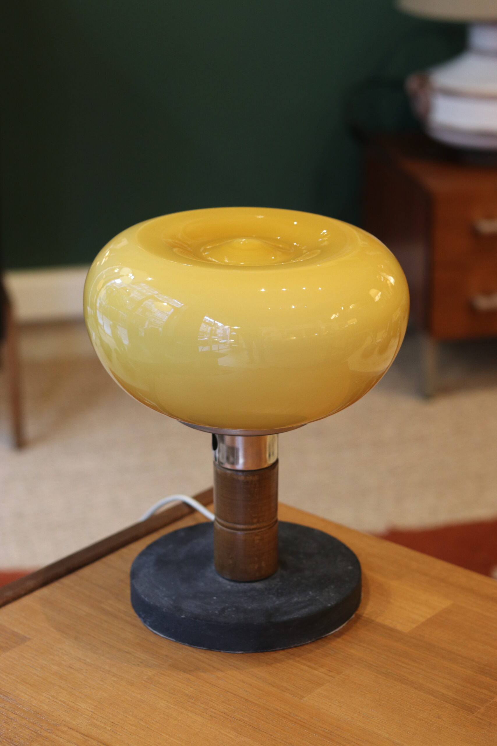 Lampe vintage mid-century — globe en verre ambre, 1960