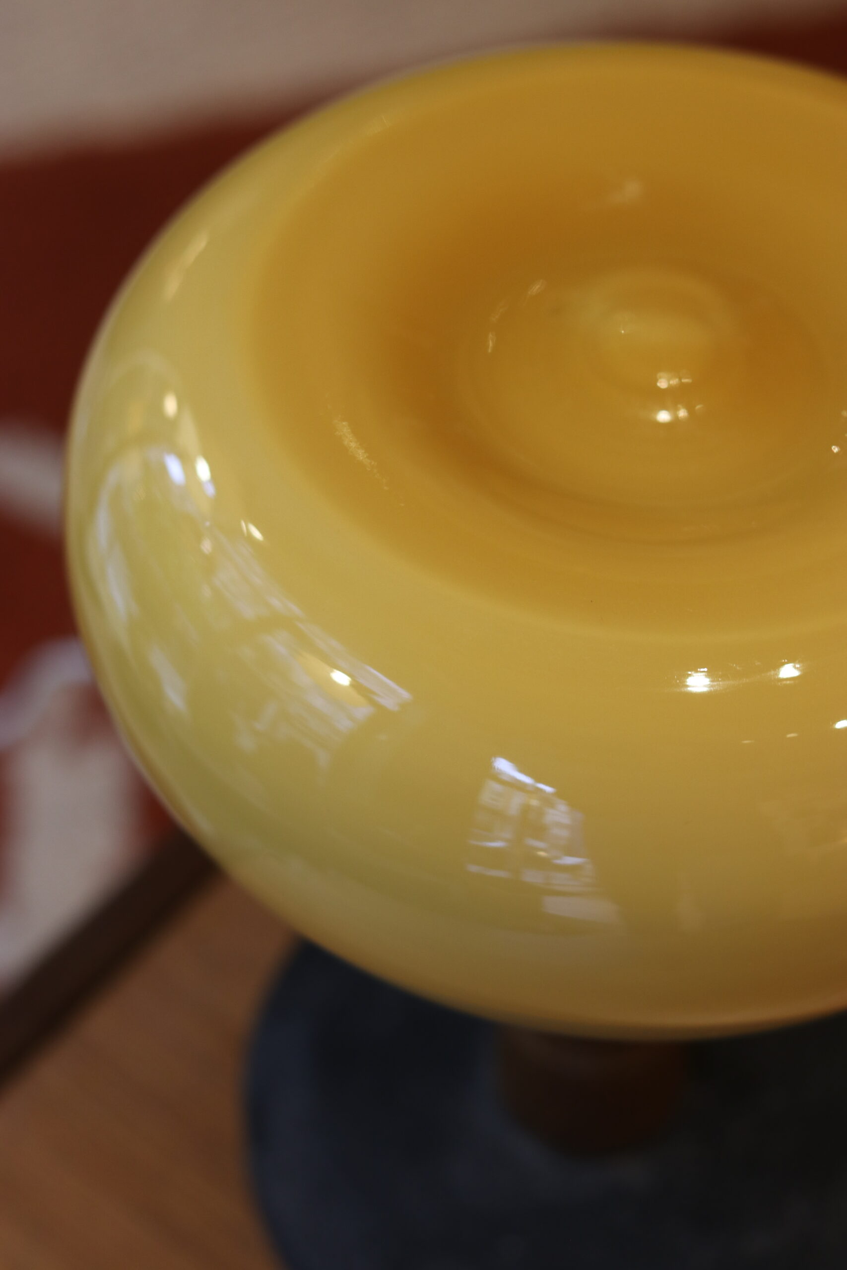 Lampe vintage mid-century — globe en verre ambre, 1960 – Image 4