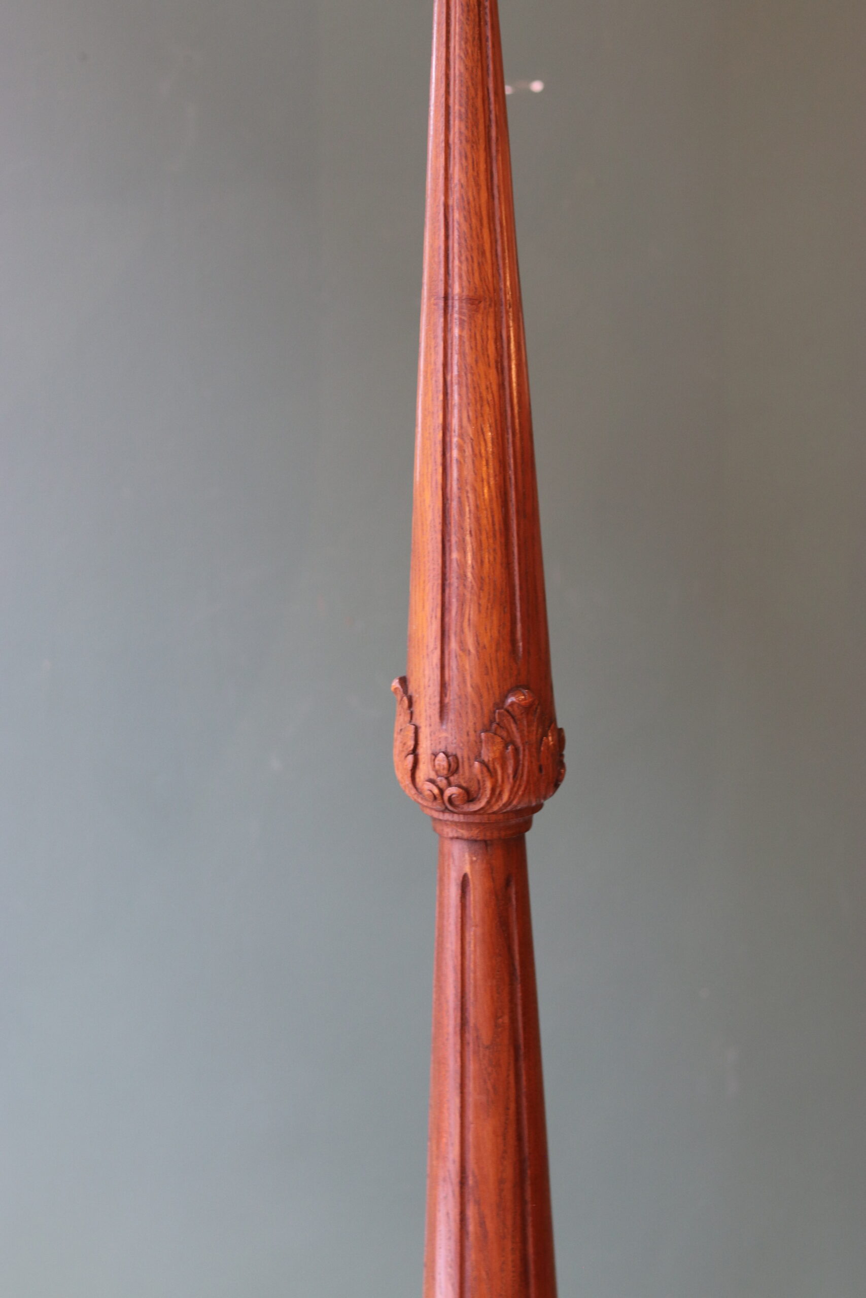 Lampadaire en chêne sculpté Art Nouveau, années 1920 – Image 5