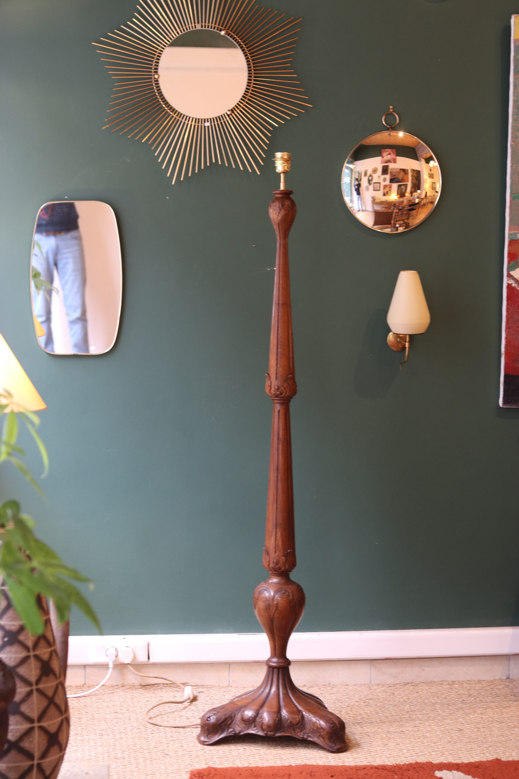 Lampadaire en chêne sculpté Art Nouveau, années 1920 – Image 2