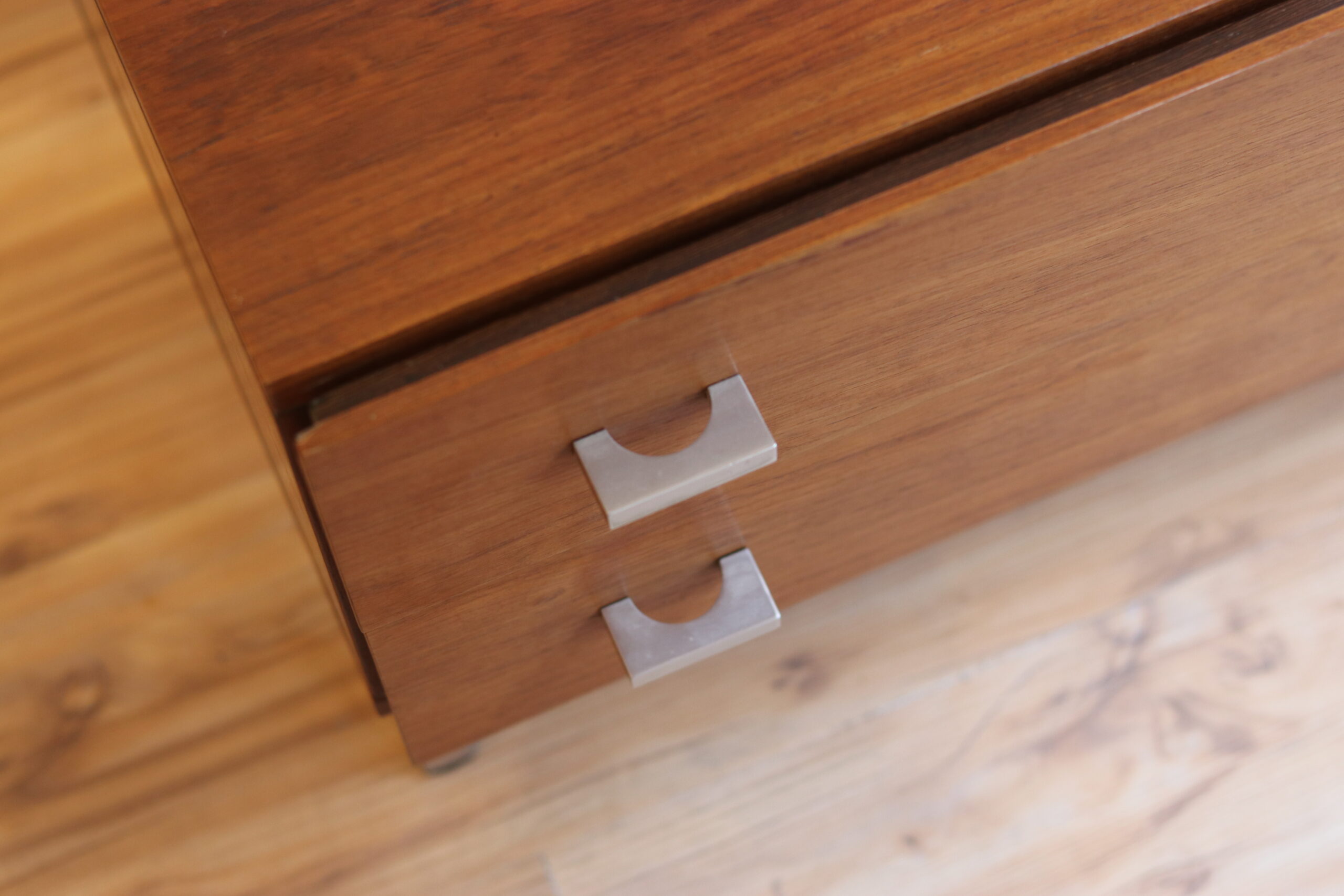 Élégante petite commode moderniste en teck