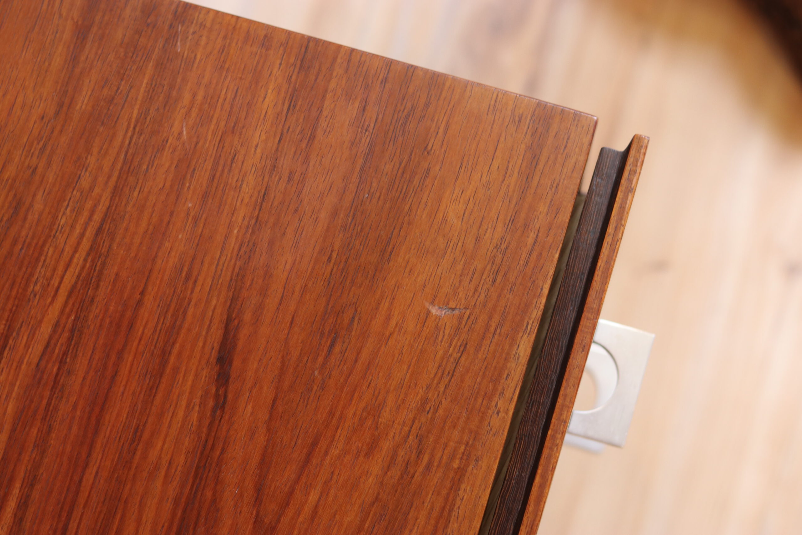 Petite commode / table de chevet en teck, 2 tiroirs, piètement métal – Image 10