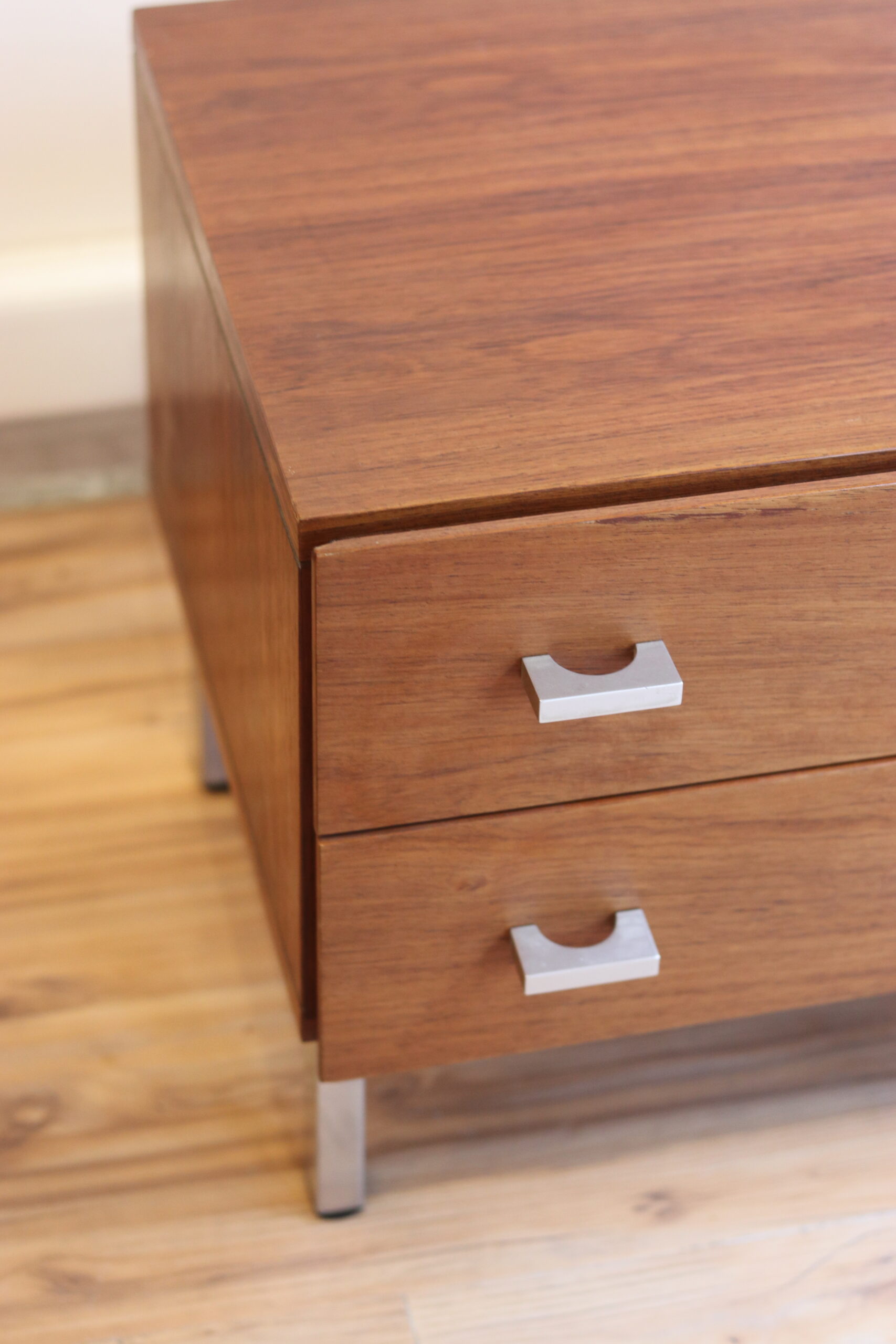 Petite commode / table de chevet en teck, 2 tiroirs, piètement métal – Image 8