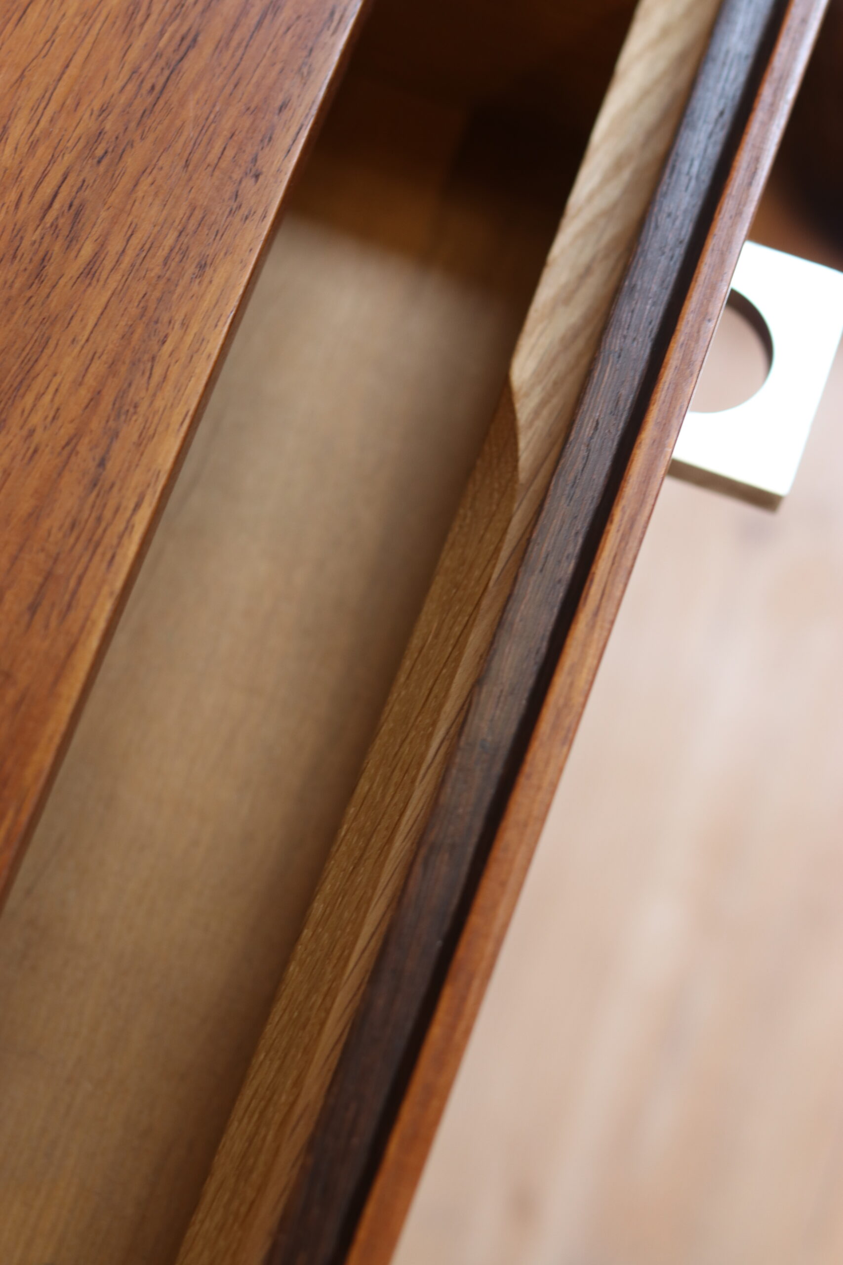 Petite commode / table de chevet en teck, 2 tiroirs, piètement métal – Image 9