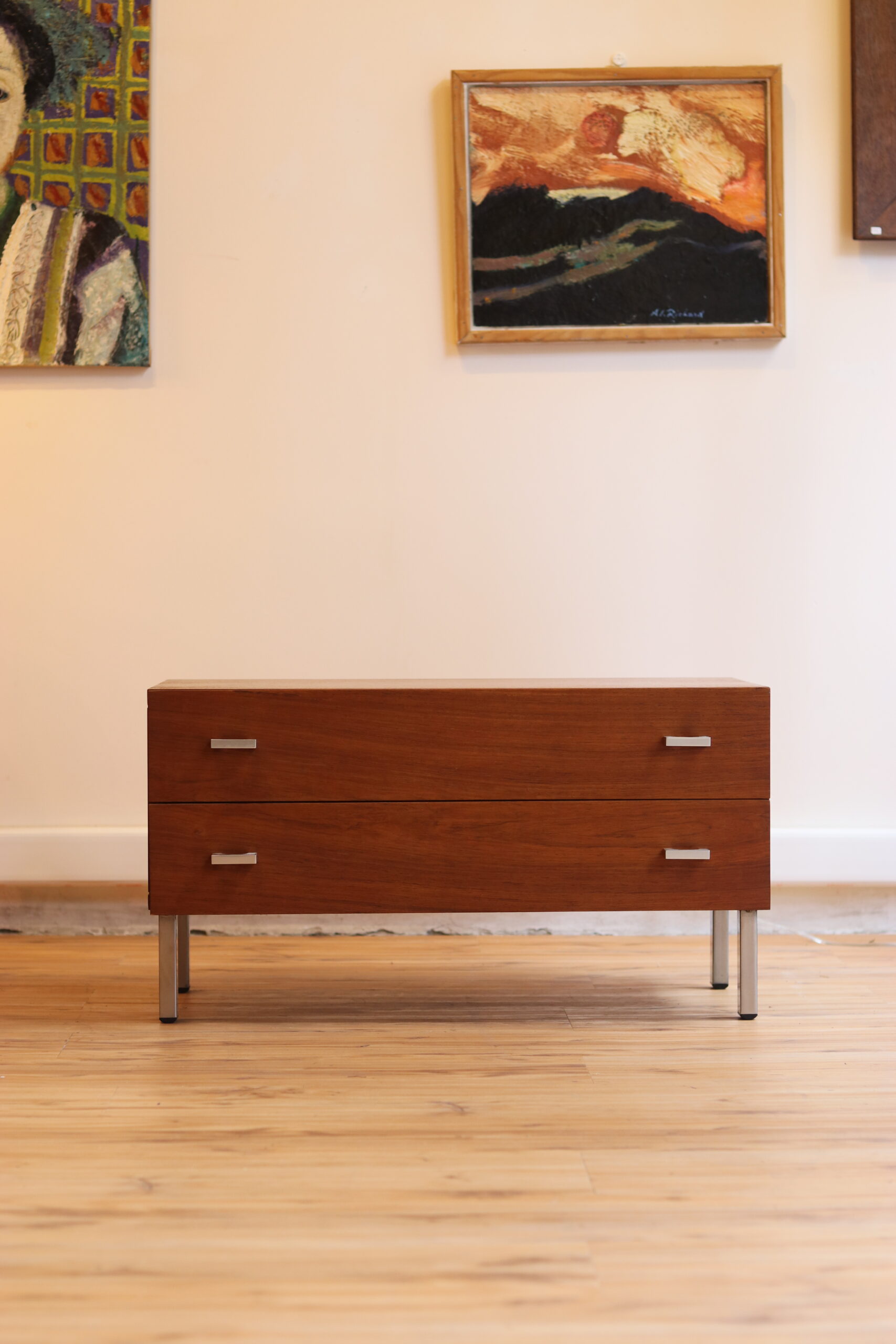 Petite commode / table de chevet en teck, 2 tiroirs, piètement métal – Image 7