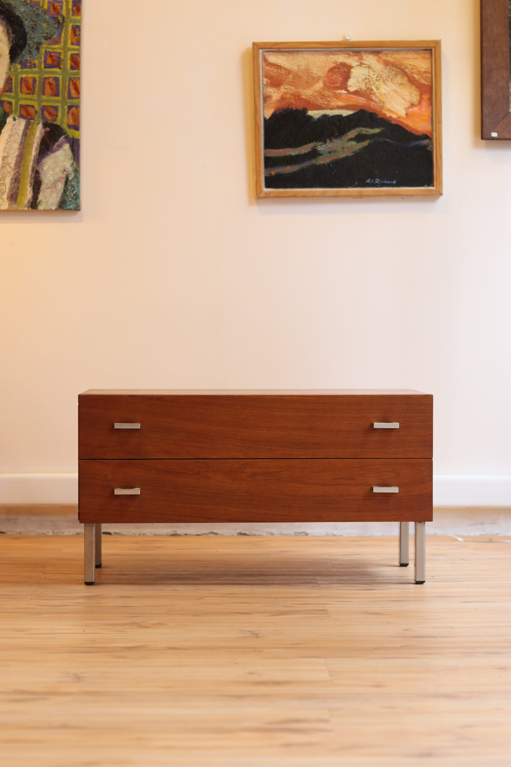 Petite commode / table de chevet en teck, 2 tiroirs, piètement métal – Image 4