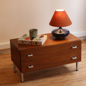 Élégante petite commode moderniste en teck