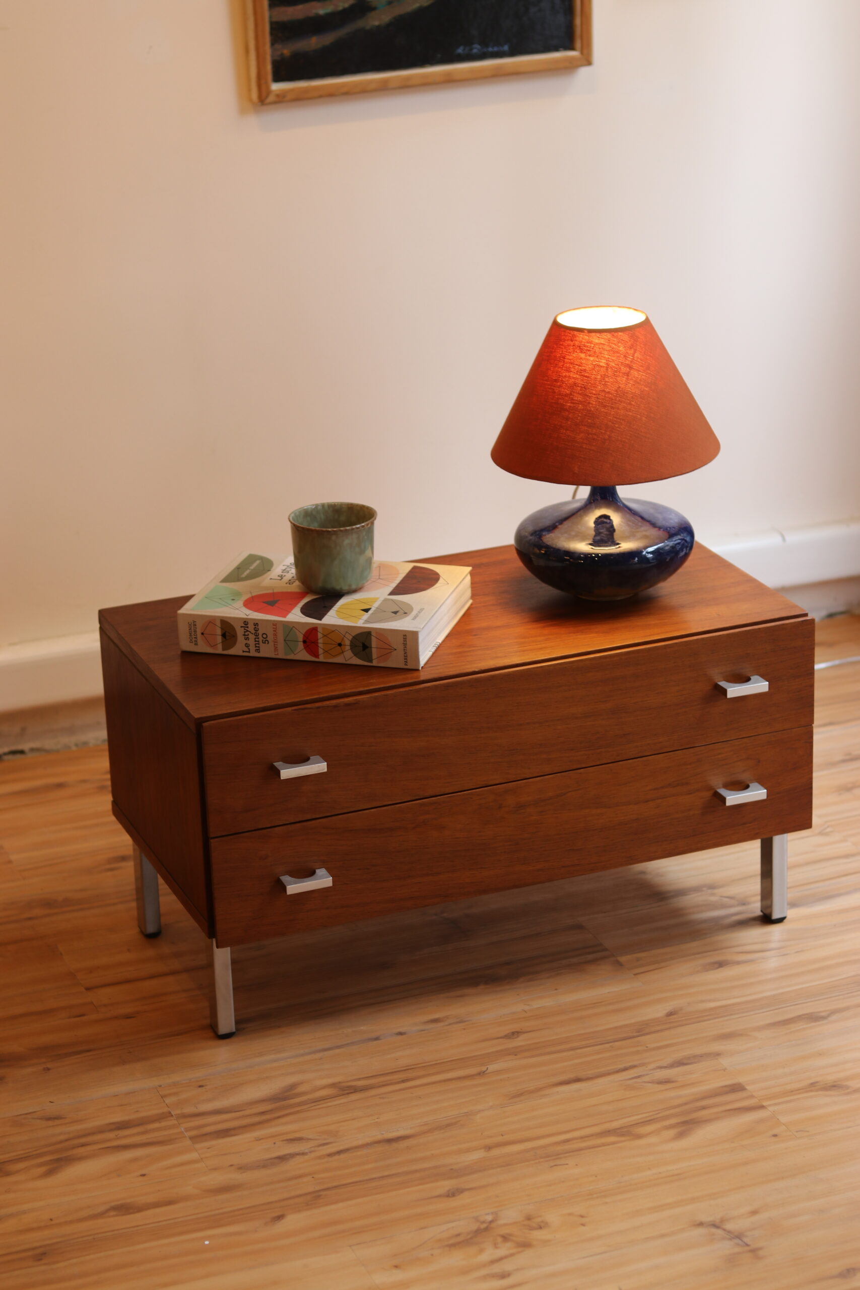 Élégante petite commode moderniste en teck