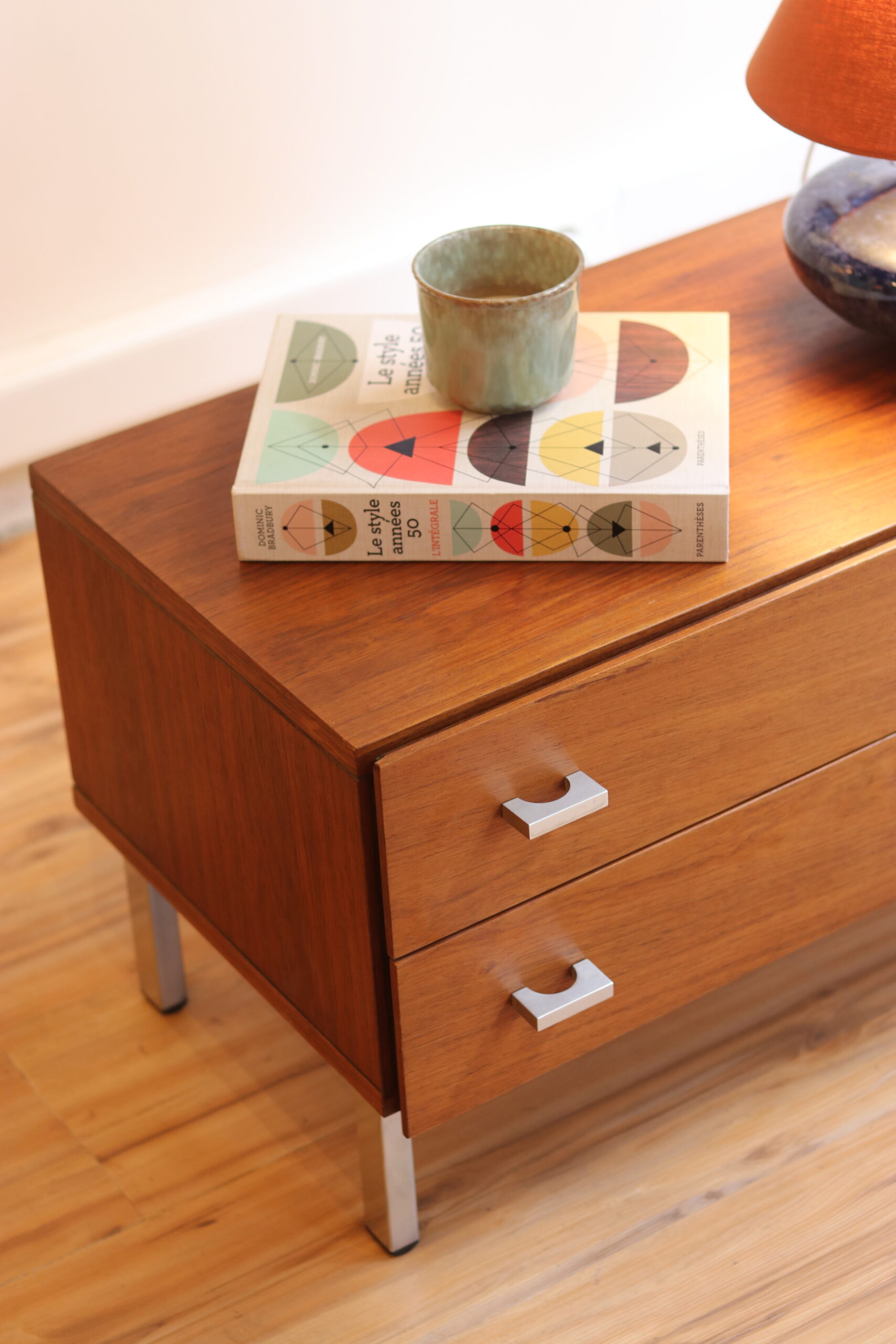 Petite commode / table de chevet en teck, 2 tiroirs, piètement métal – Image 3