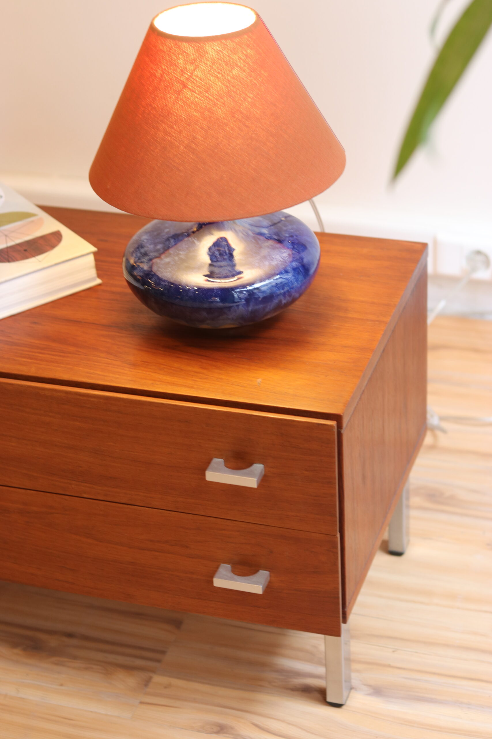 Petite commode / table de chevet en teck, 2 tiroirs, piètement métal – Image 2