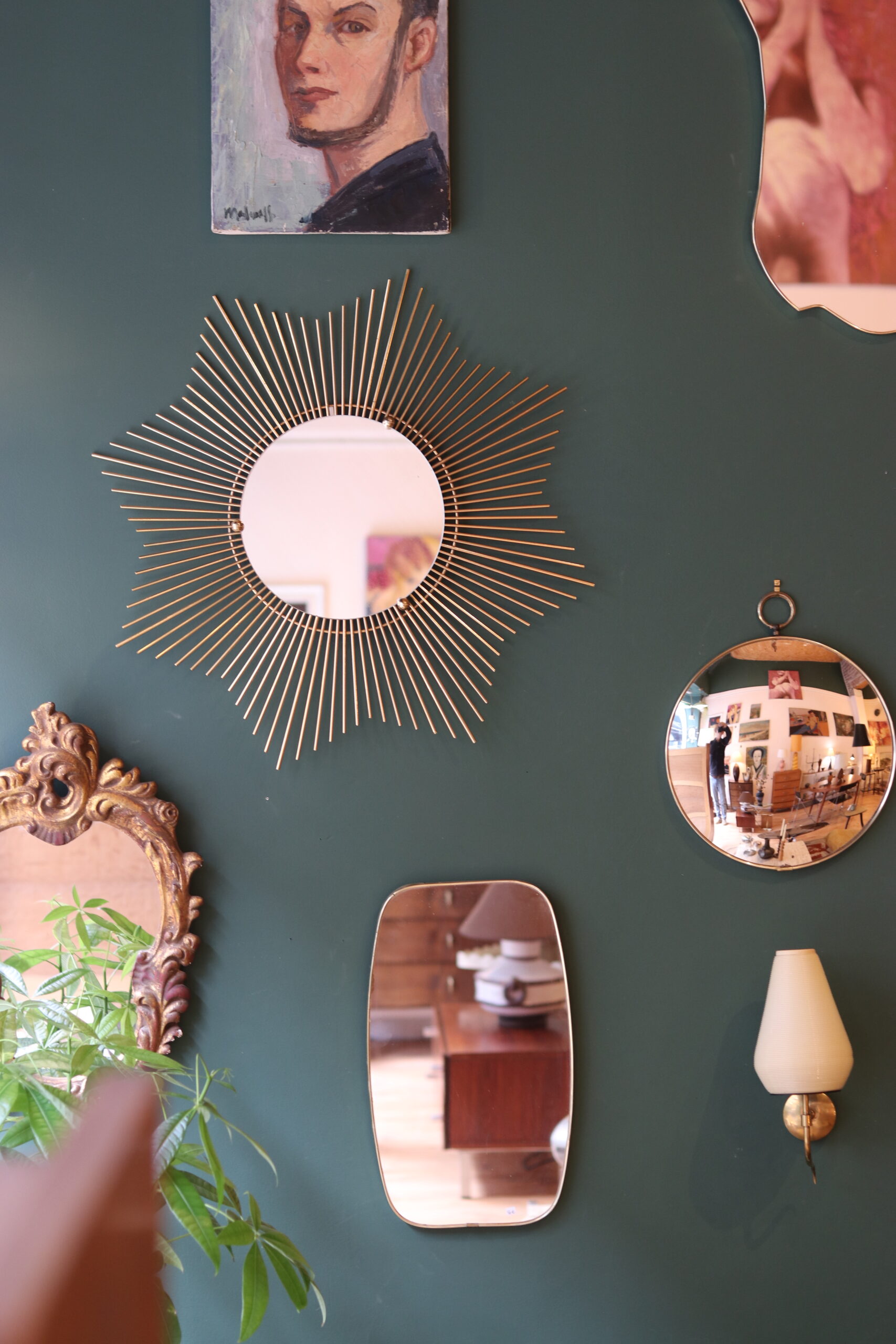 Grand miroir soleil en métal doré, travail des années 70