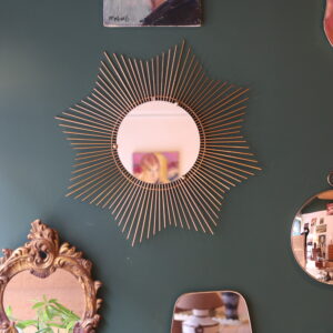 Grand miroir soleil en métal doré, travail des années 70