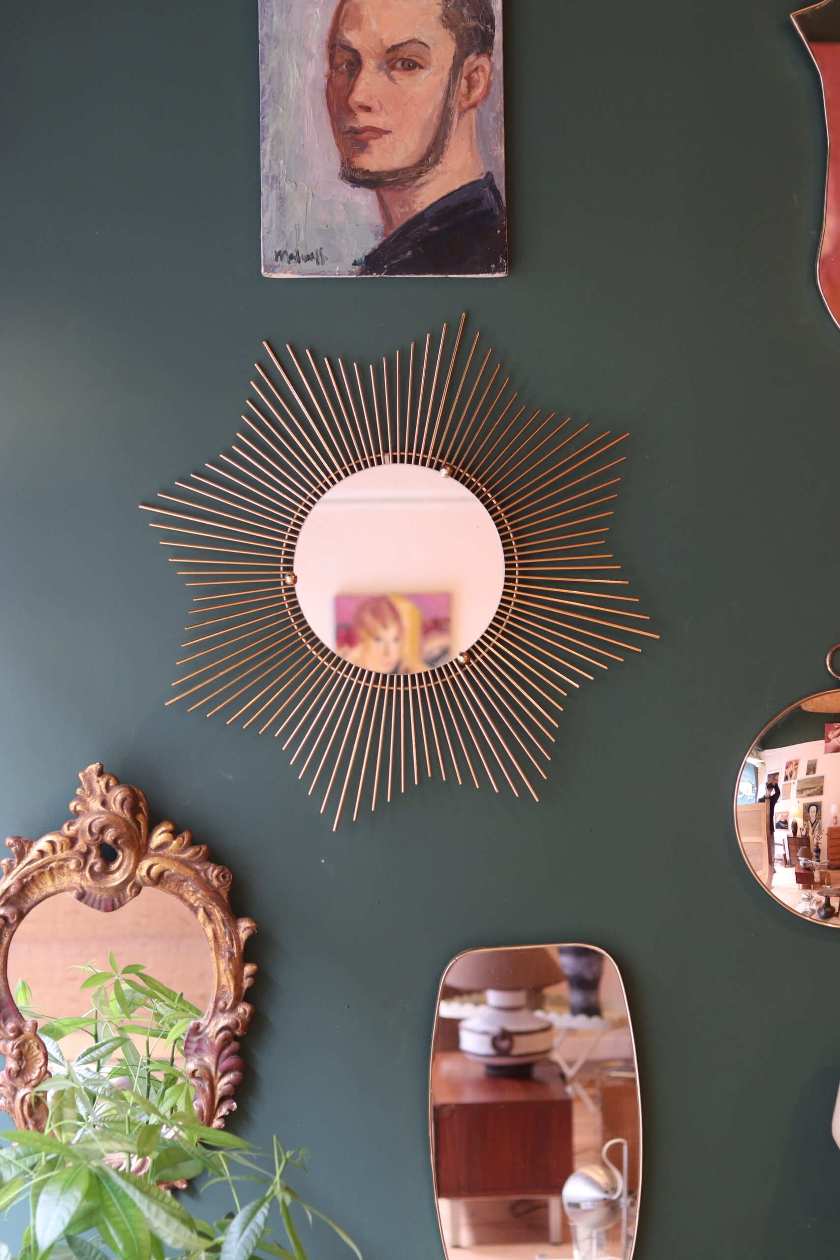 Grand miroir soleil en métal doré, travail des années 70