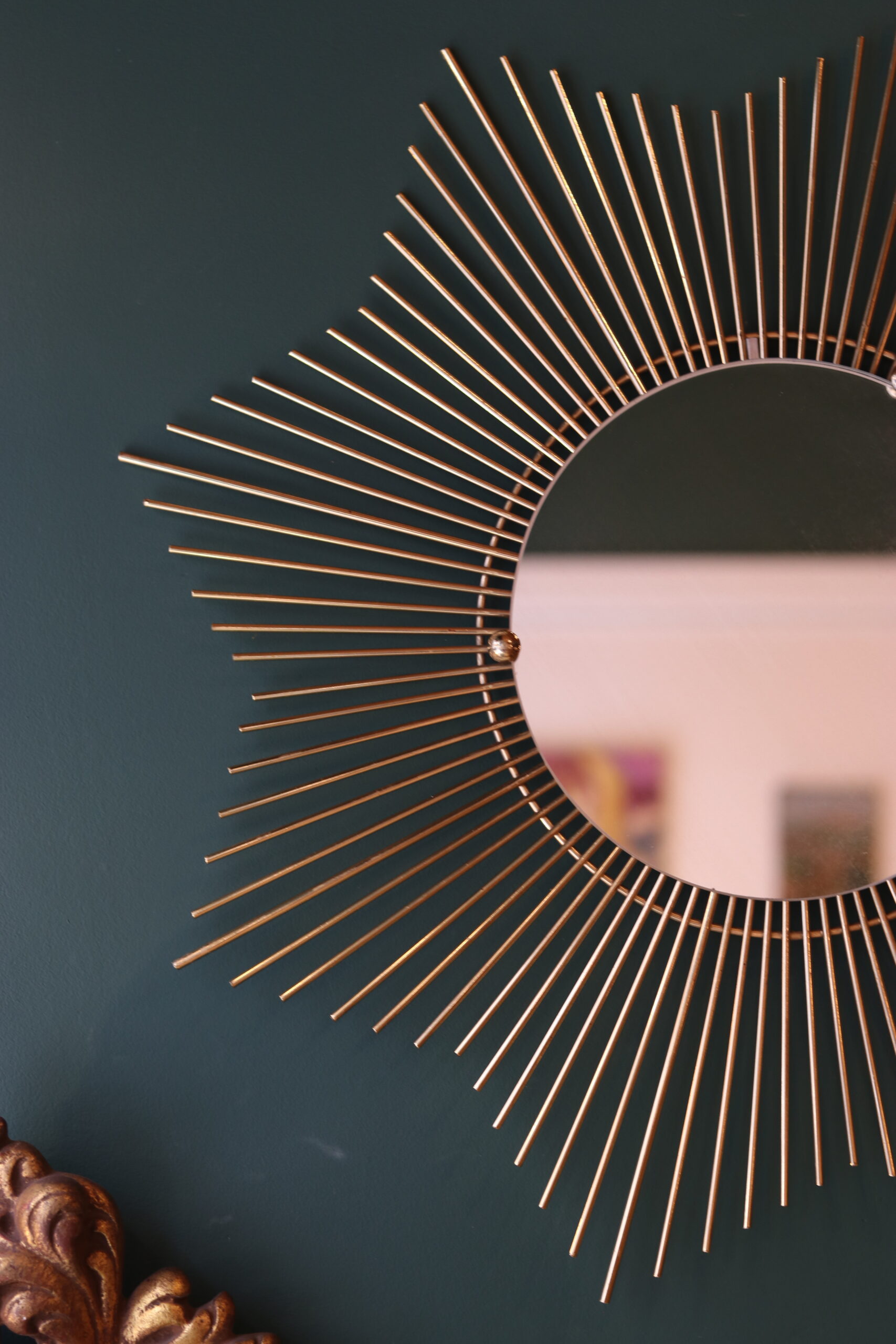 Grand miroir soleil en métal doré, travail des années 70 – Image 5