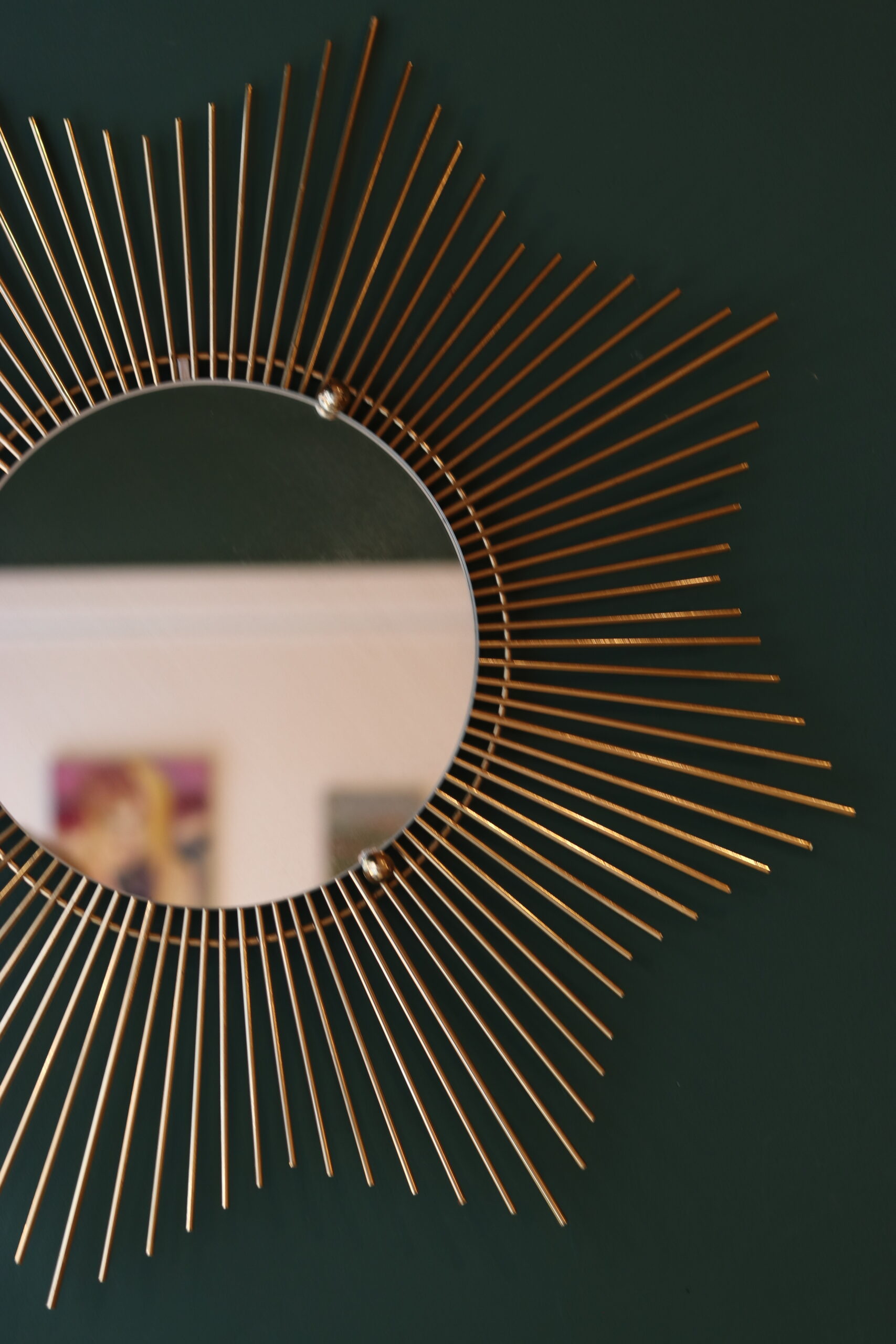 Grand miroir soleil en métal doré, travail des années 70 – Image 4