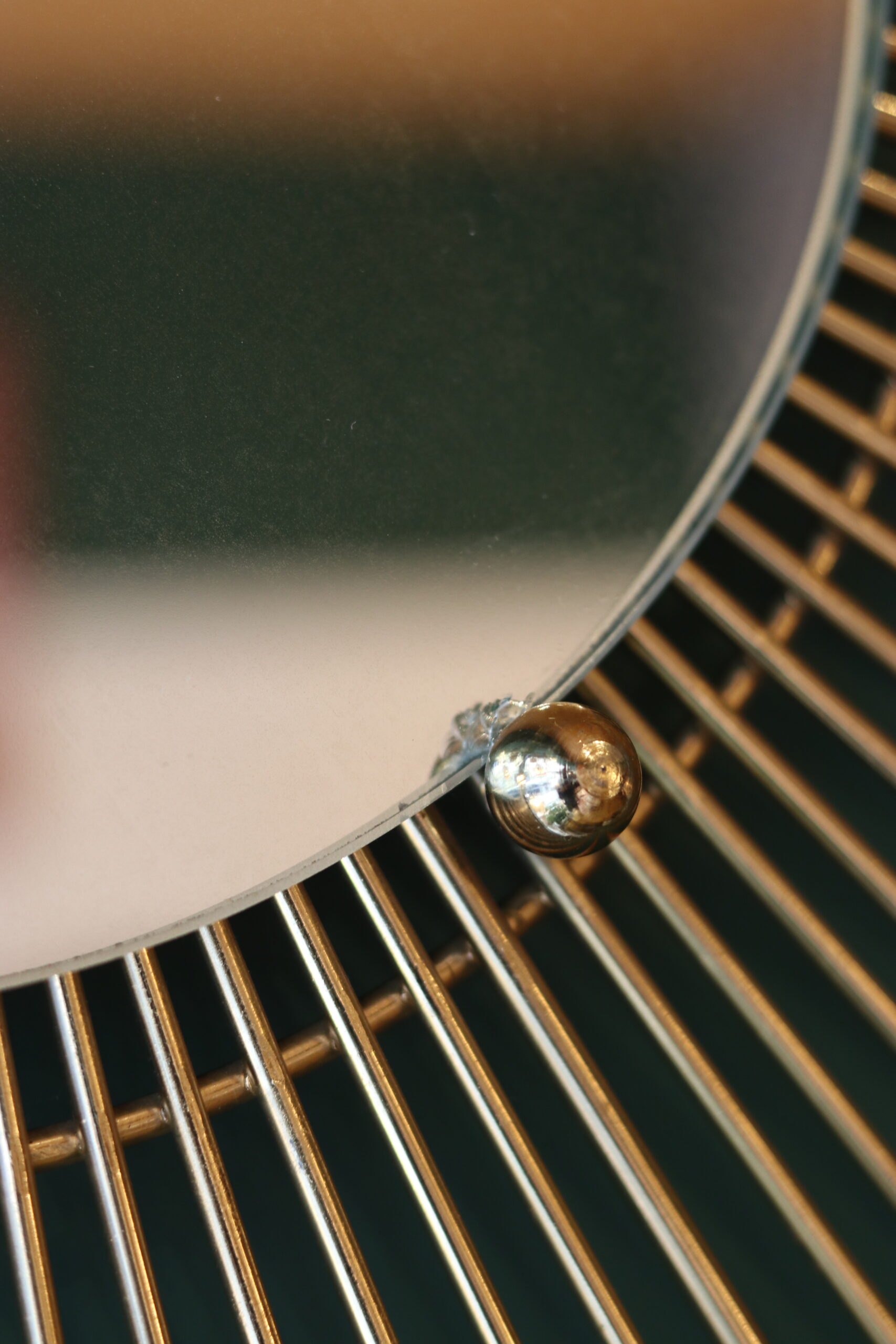 Grand miroir soleil en métal doré, travail des années 70 – Image 3