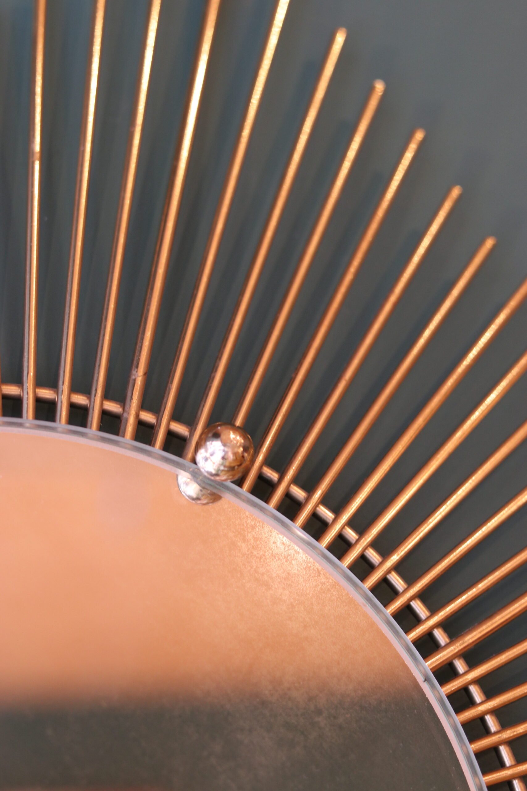 Grand miroir soleil en métal doré, travail des années 70 – Image 2