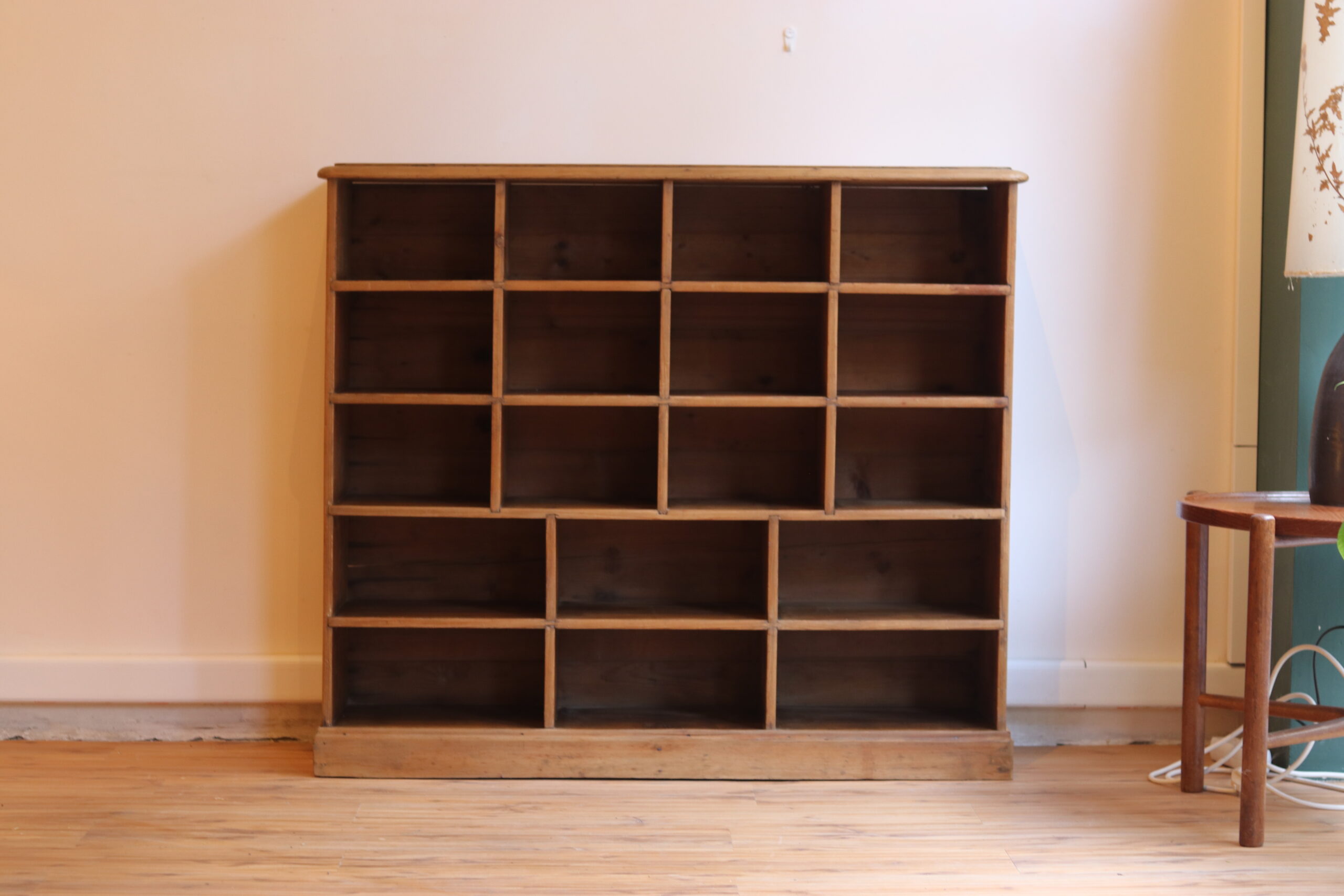 Grand meuble de rangement à casiers en pin ciré, début XXᵉ