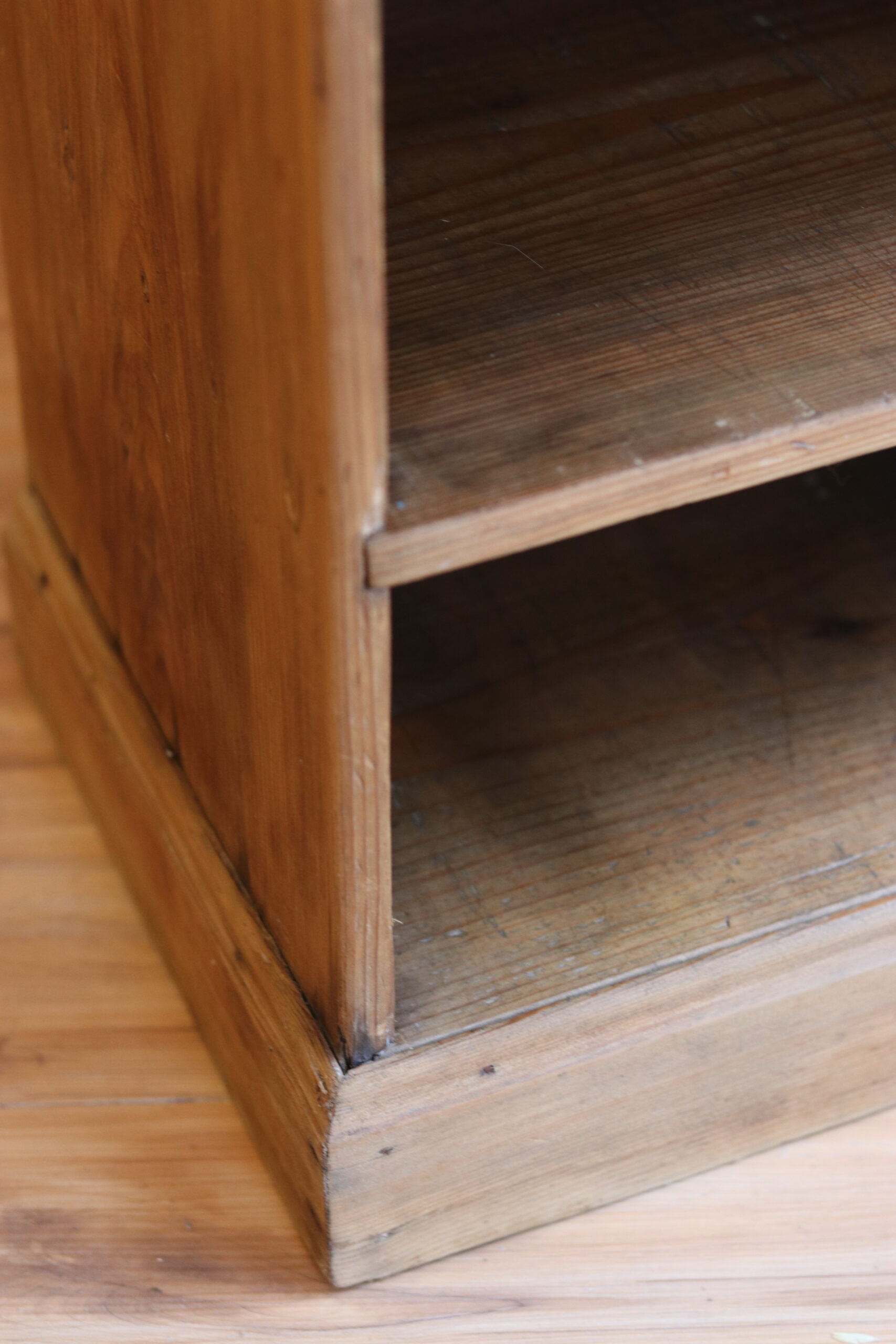 Beau meuble ancien de rangement à casiers en pin massif – Image 10