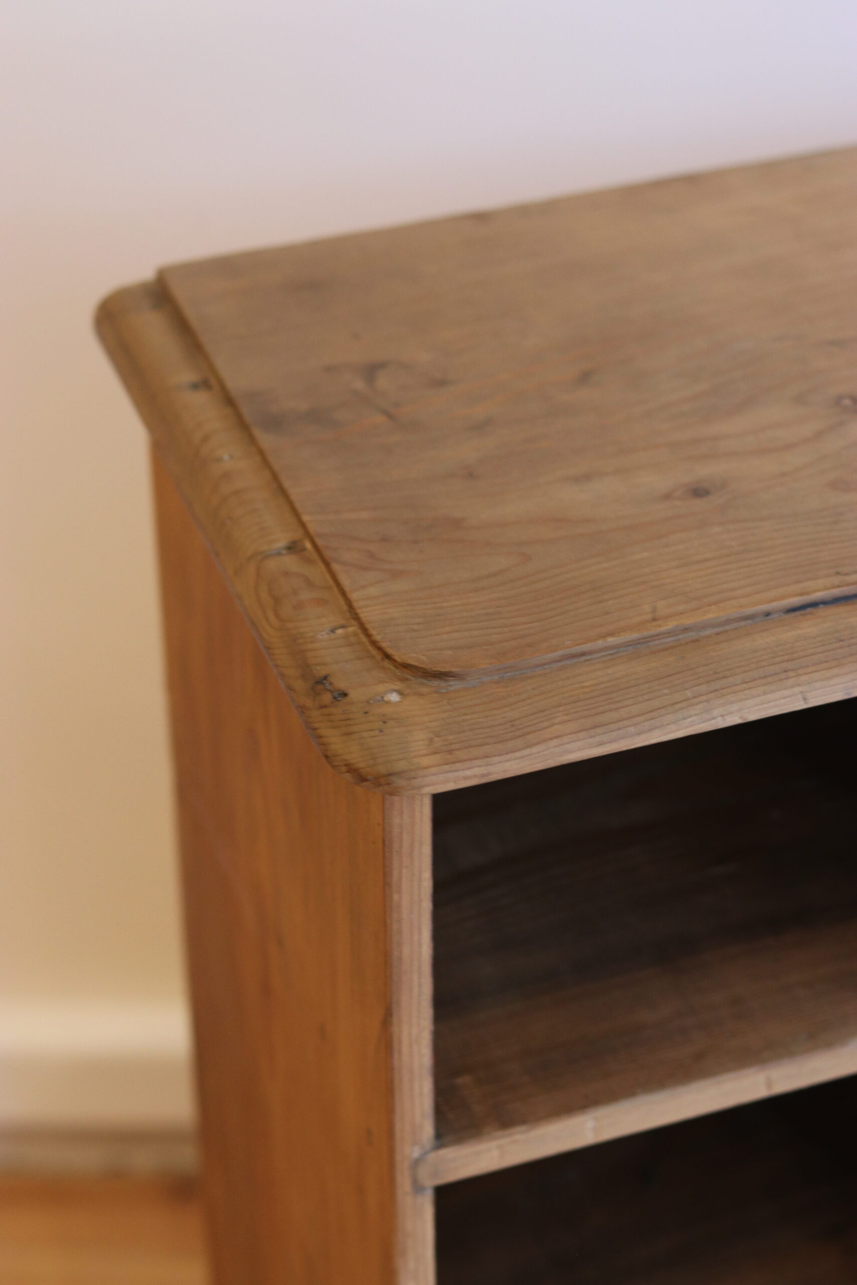 Beau meuble ancien de rangement à casiers en pin massif – Image 9