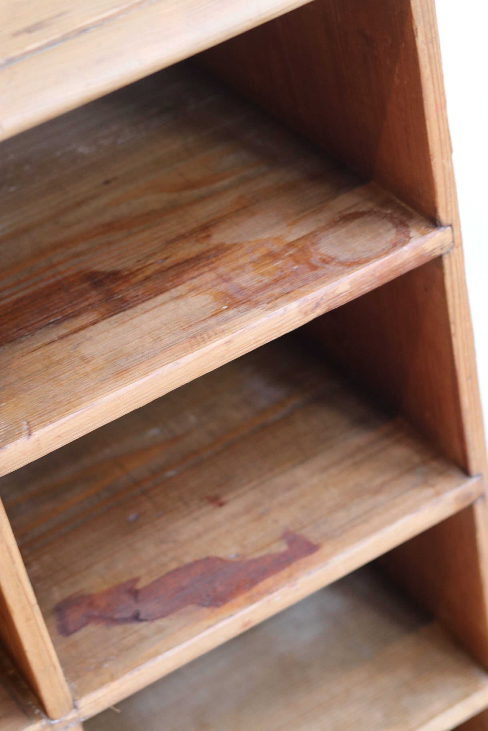 Beau meuble ancien de rangement à casiers en pin massif – Image 8