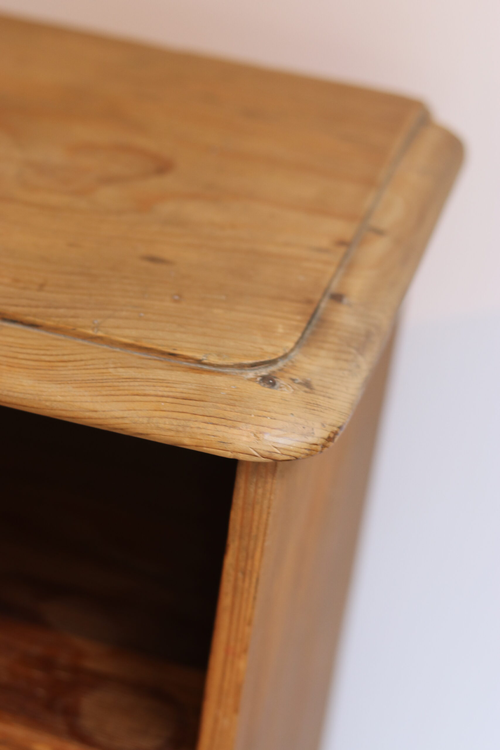 Beau meuble ancien de rangement à casiers en pin massif – Image 7