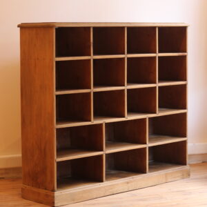 Grand meuble de rangement à casiers en pin ciré, début XXᵉ