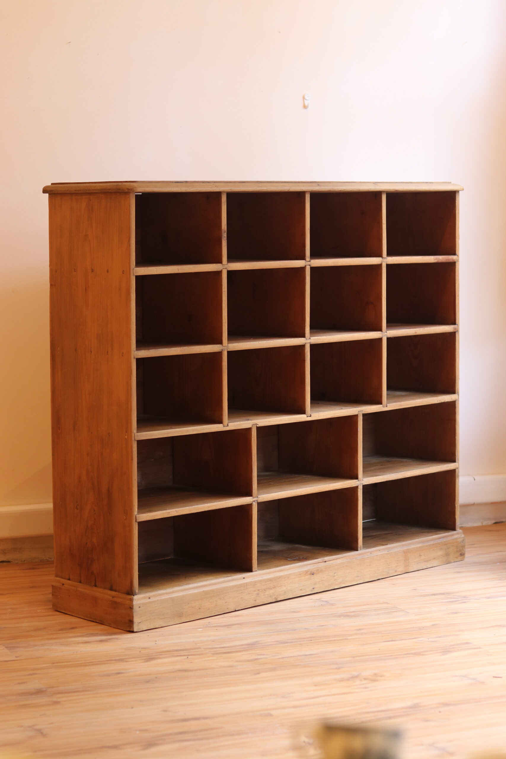 Grand meuble de rangement à casiers en pin ciré, début XXᵉ