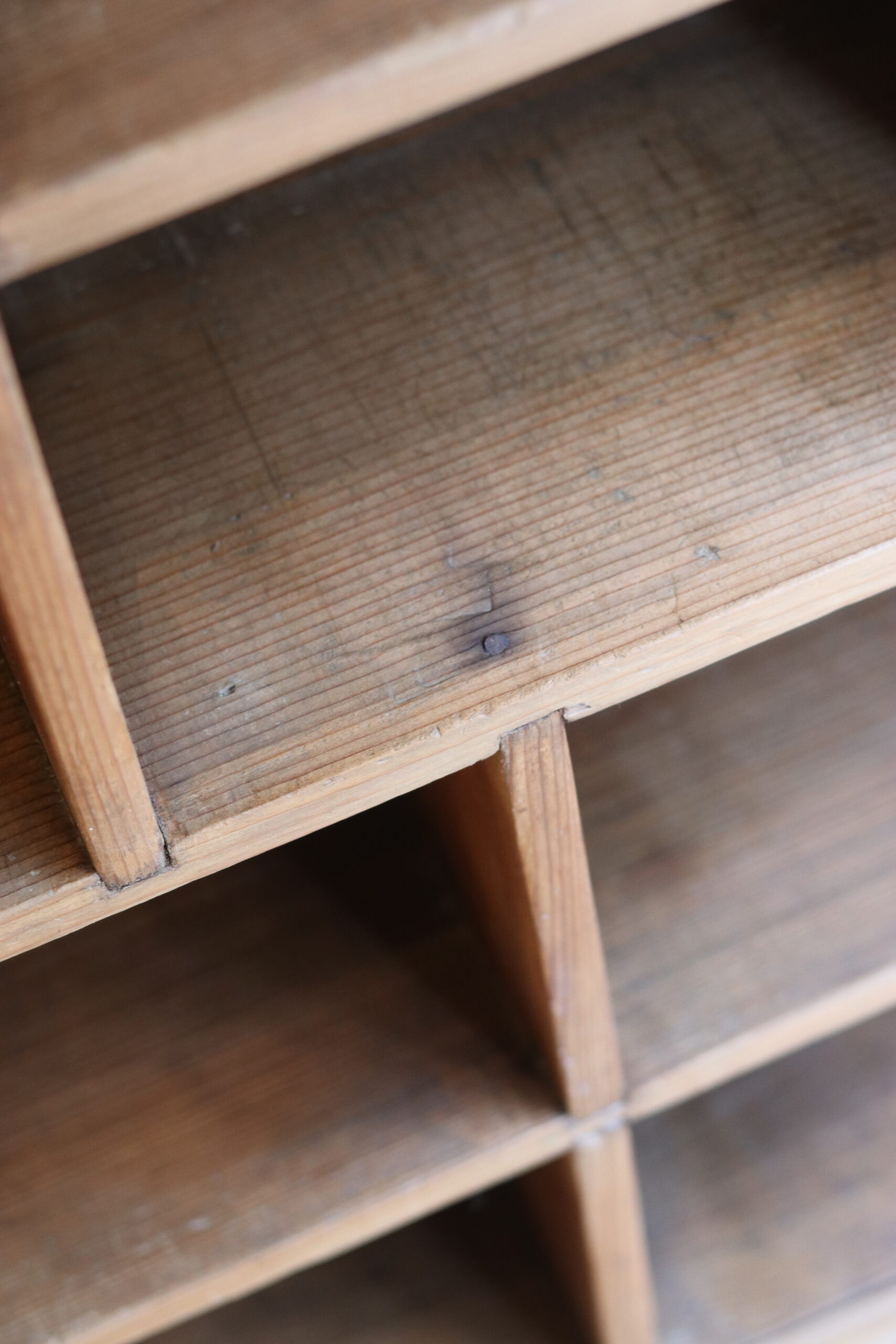 Beau meuble ancien de rangement à casiers en pin massif – Image 6