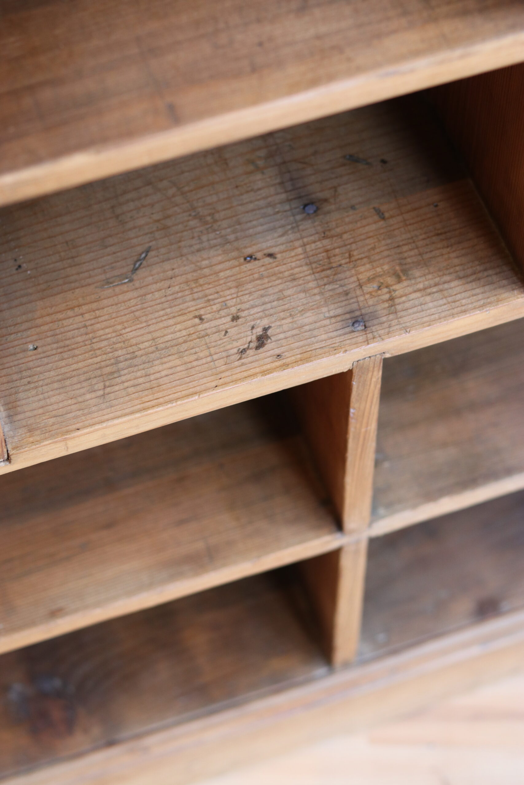 Beau meuble ancien de rangement à casiers en pin massif – Image 5