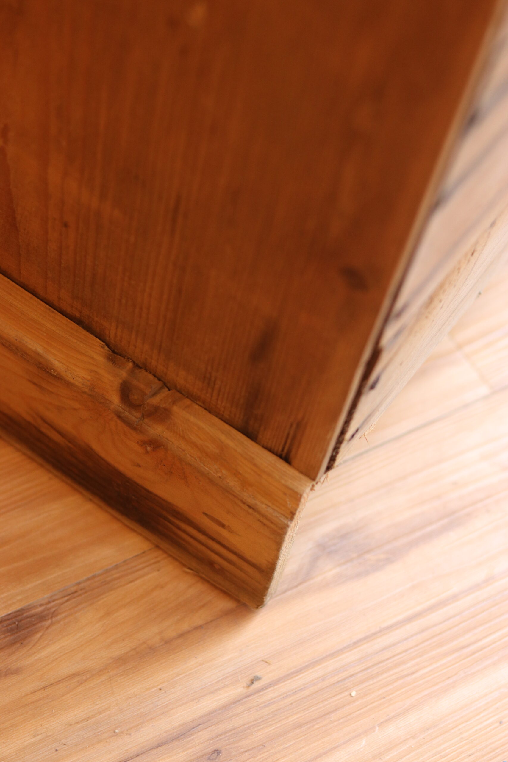 Beau meuble ancien de rangement à casiers en pin massif – Image 3