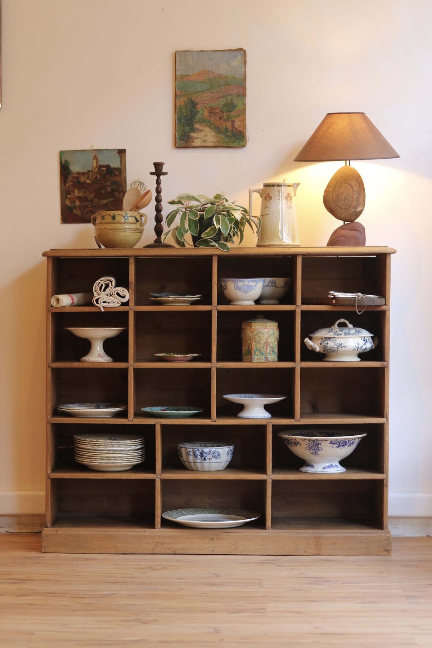 Beau meuble ancien de rangement à casiers en pin massif – Image 2