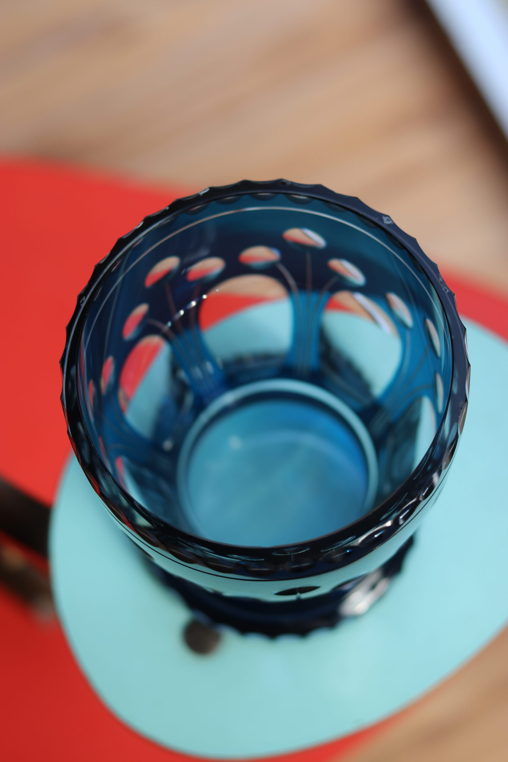 Vase Art Déco en cristal taillé bicolore bleu et transparent, Val-Saint-Lambert – Image 6