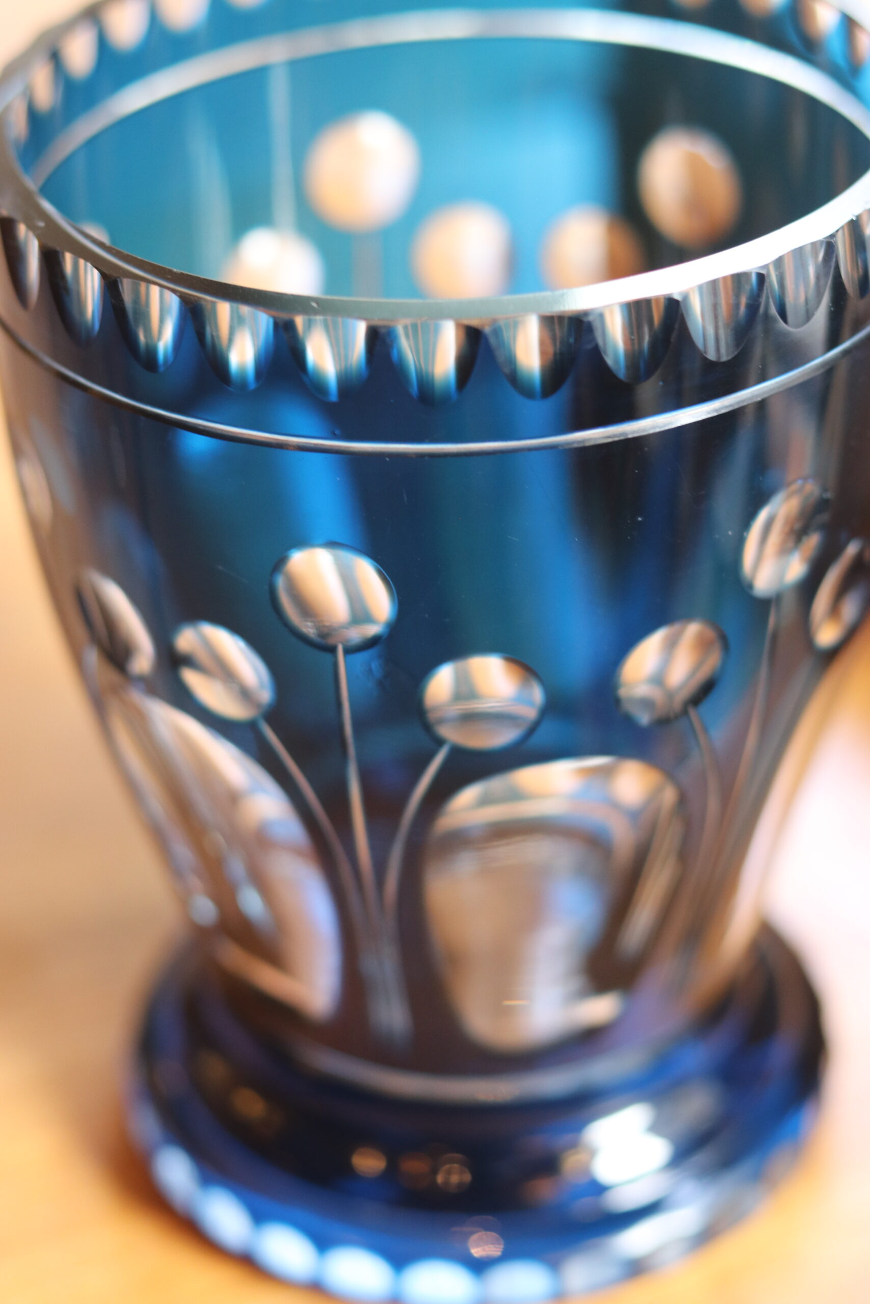 Vase Art Déco en cristal taillé bicolore bleu et transparent, Val-Saint-Lambert – Image 5