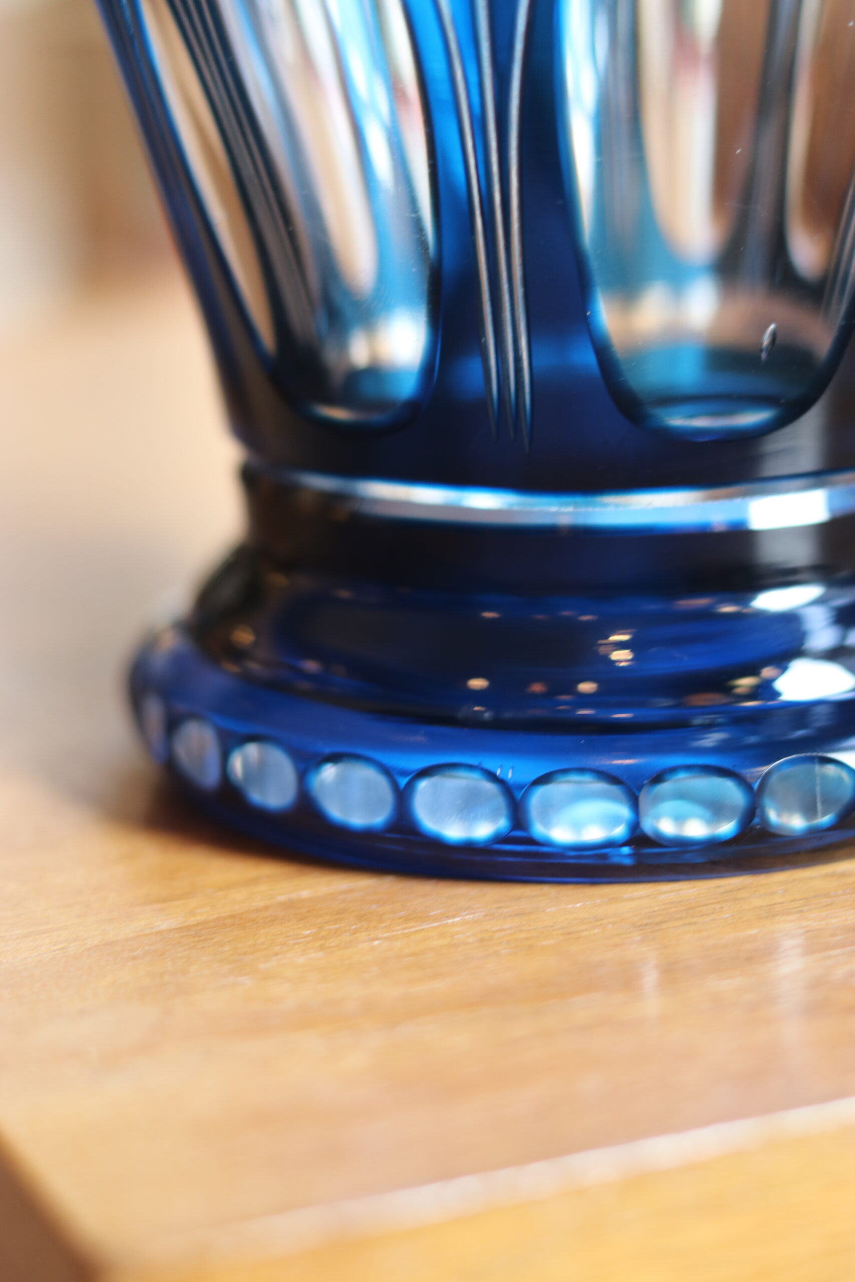 Vase Art Déco en cristal taillé bicolore bleu et transparent, Val-Saint-Lambert – Image 3