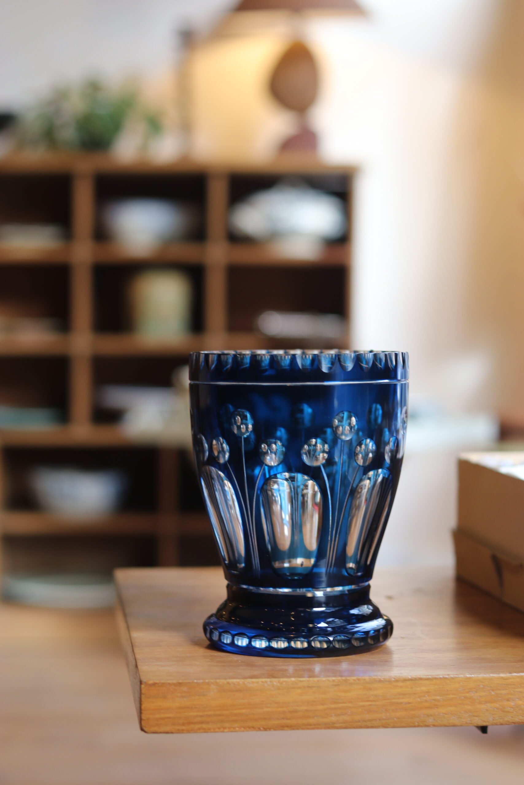 Vase Art Déco en cristal taillé bicolore bleu et transparent, Val-Saint-Lambert – Image 2