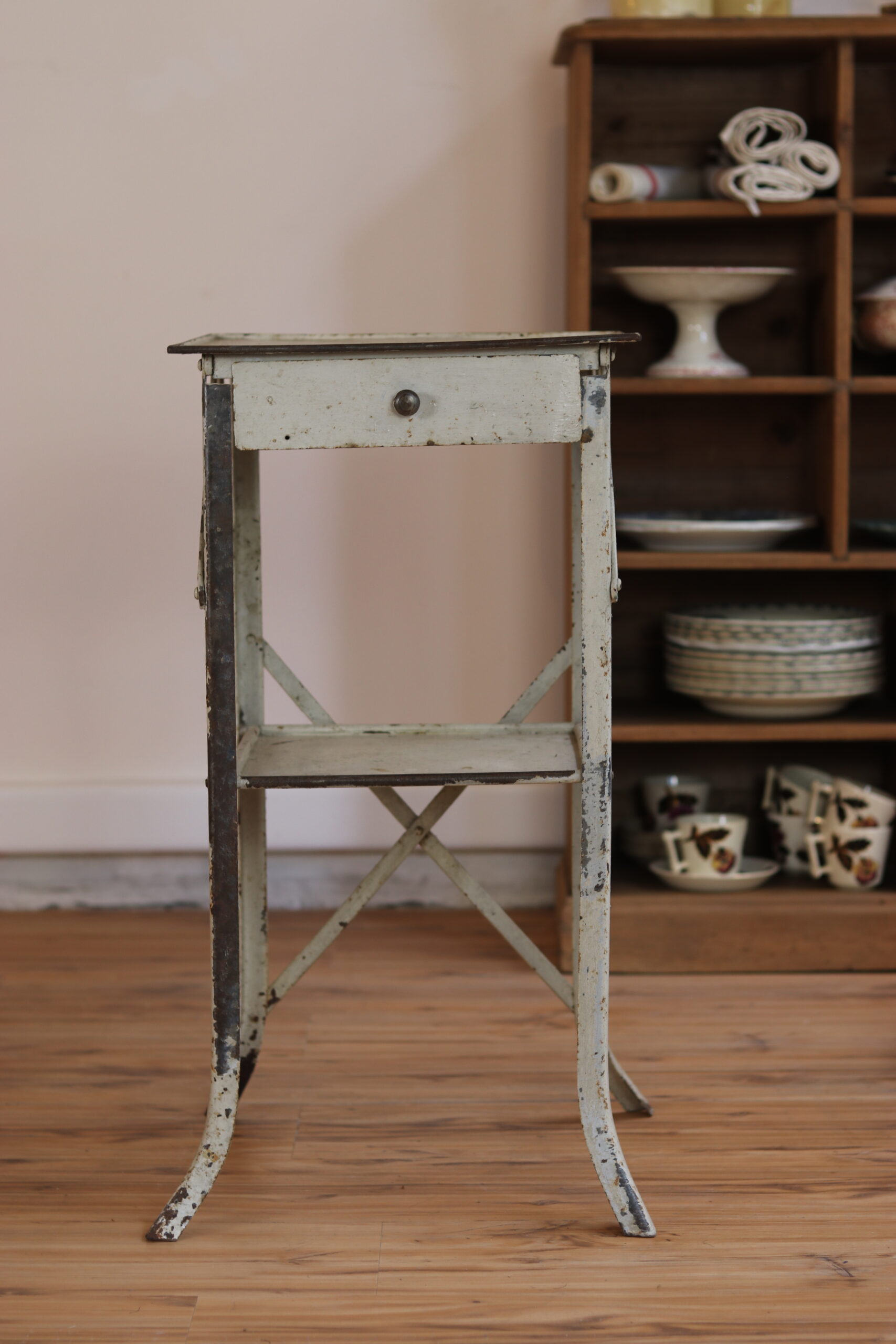 Table d’appoint en métal peint vers 1940/50. – Image 2