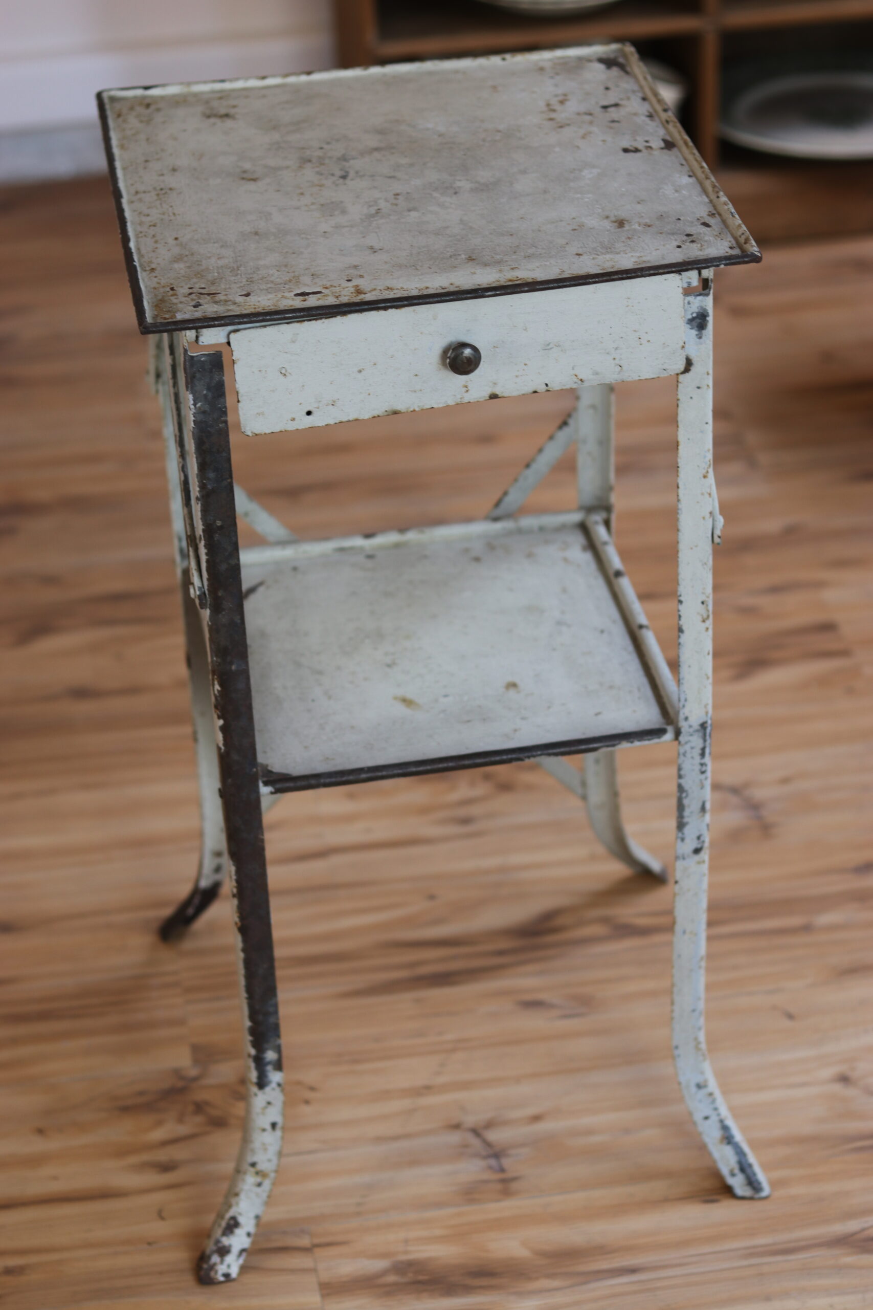 Table d’appoint en métal peint vers 1940/50. – Image 3
